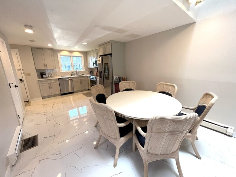 Townhouse on the Beach, Pool, Walk to Main St. - Barnstable, Massachusetts