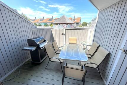 Townhouse on the Beach, Pool, Walk to Main St. - Barnstable, Massachusetts