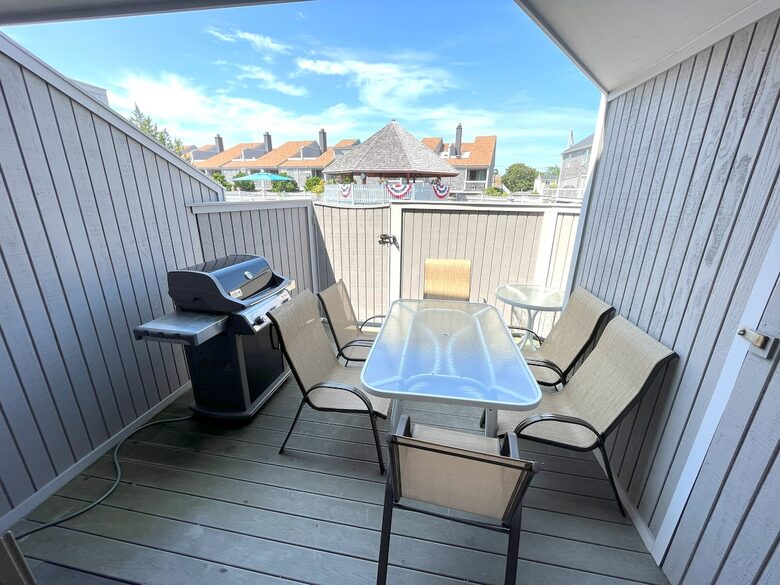 Townhouse on the Beach, Pool, Walk to Main St. - Barnstable, Massachusetts