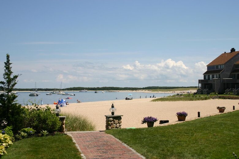 Townhouse on the Beach, Pool, Walk to Main St. - Barnstable, Massachusetts