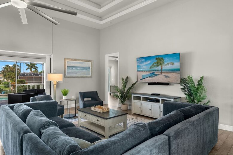 Congo Breeze: Resort-Style Waterfront Retreat with Pool - Cape Coral, Florida