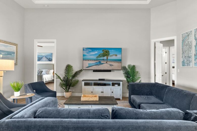 Congo Breeze: Resort-Style Waterfront Retreat with Pool - Cape Coral, Florida