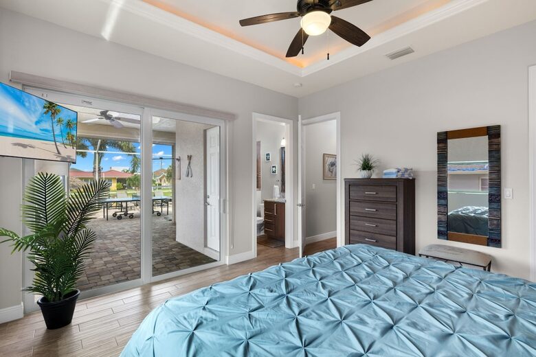 Congo Breeze: Resort-Style Waterfront Retreat with Pool - Cape Coral, Florida