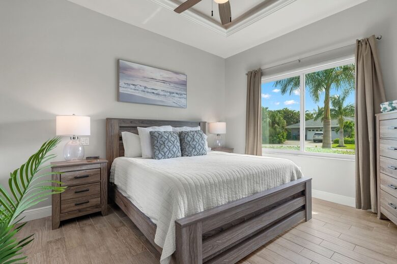 Congo Breeze: Resort-Style Waterfront Retreat with Pool - Cape Coral, Florida