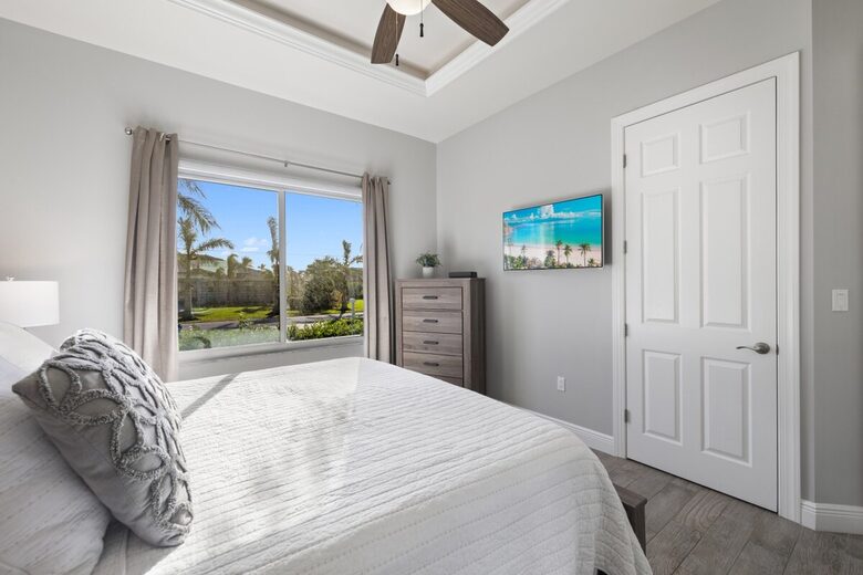 Congo Breeze: Resort-Style Waterfront Retreat with Pool - Cape Coral, Florida