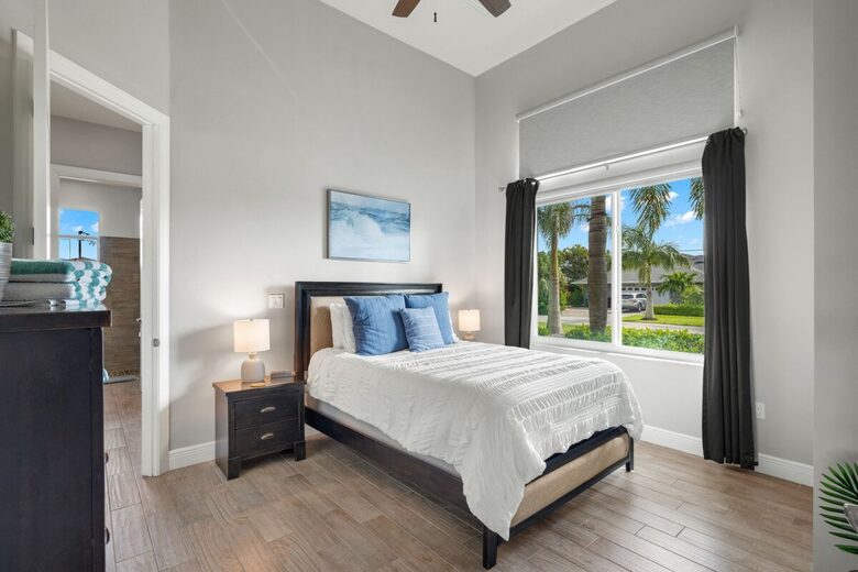 Congo Breeze: Resort-Style Waterfront Retreat with Pool - Cape Coral, Florida