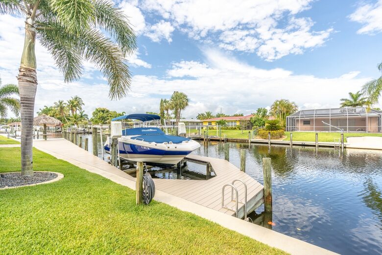 Congo Breeze: Resort-Style Waterfront Retreat with Pool - Cape Coral, Florida