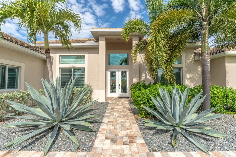 Congo Breeze: Resort-Style Waterfront Retreat with Pool - Cape Coral, Florida
