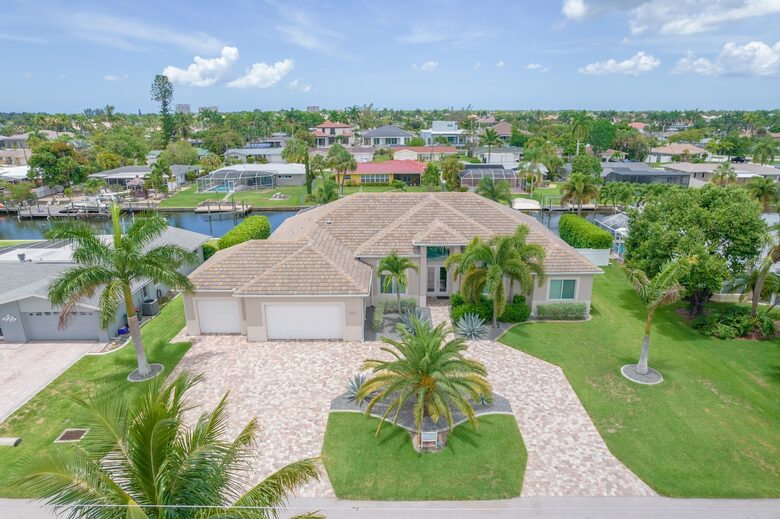 Congo Breeze: Resort-Style Waterfront Retreat with Pool - Cape Coral, Florida