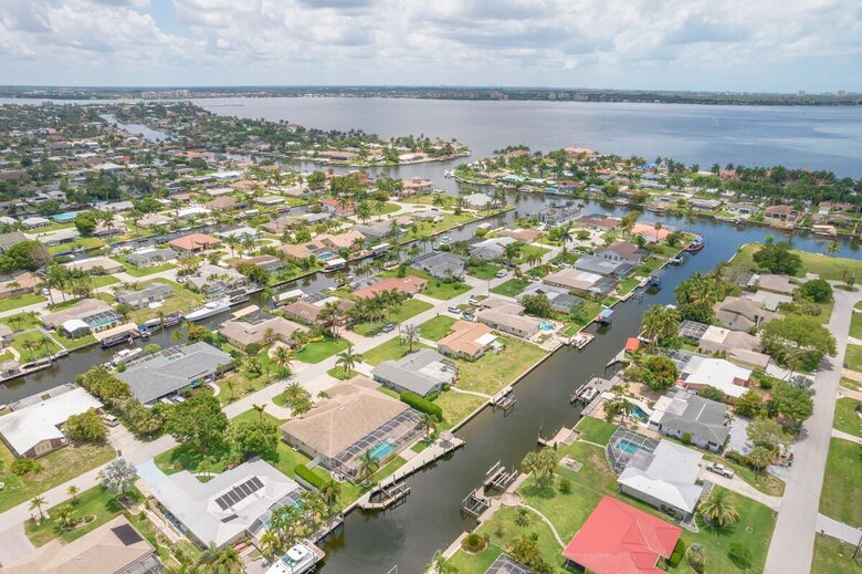 Congo Breeze: Resort-Style Waterfront Retreat with Pool - Cape Coral, Florida