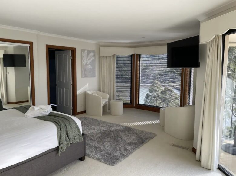 Lakeside Living - Blackstone Heights, Australia