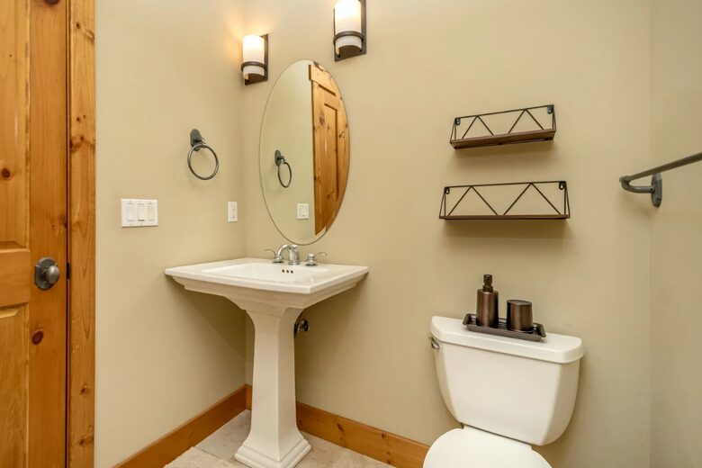 Lake and Ski Retreat with Scenic Mountain Views - McHenry, Maryland