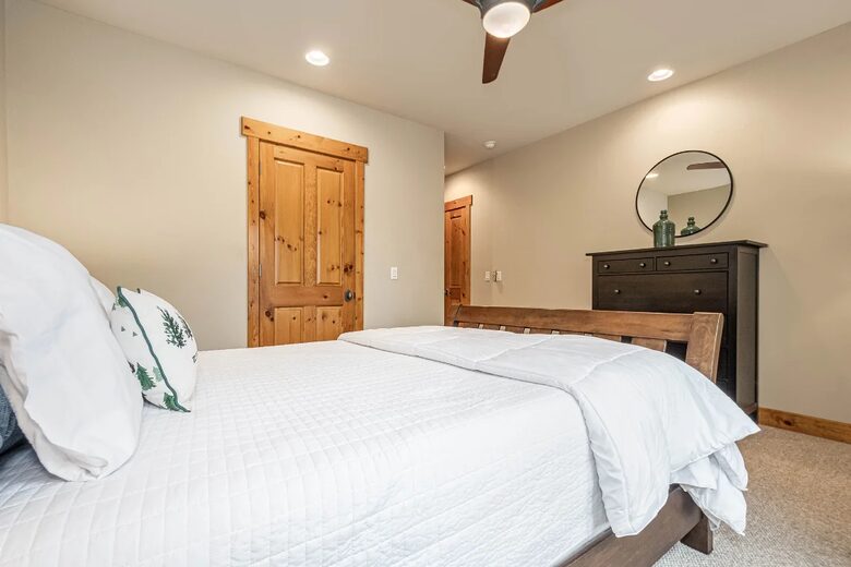 Lake and Ski Retreat with Scenic Mountain Views - McHenry, Maryland