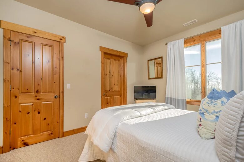 Lake and Ski Retreat with Scenic Mountain Views - McHenry, Maryland
