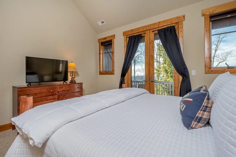 Lake and Ski Retreat with Scenic Mountain Views - McHenry, Maryland