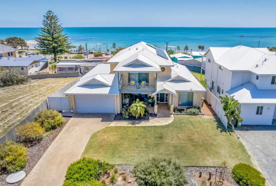 Stunning Falcon Beach House with Epic Ocean Views - Falcon, Australia