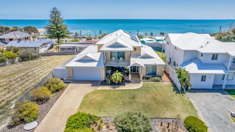 Stunning Falcon Beach House with Epic Ocean Views - Falcon, Australia