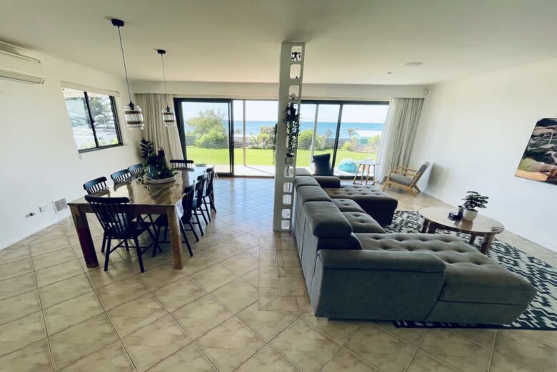 Stunning Falcon Beach House with Epic Ocean Views - Falcon, Australia