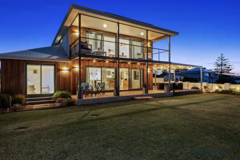 Stunning Falcon Beach House with Epic Ocean Views - Falcon, Australia