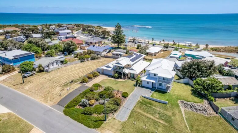 Stunning Falcon Beach House with Epic Ocean Views - Falcon, Australia
