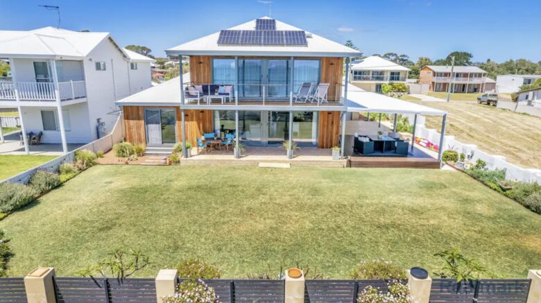 Stunning Falcon Beach House with Epic Ocean Views - Falcon, Australia