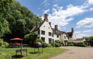 The Tudor Manor House that Sleeps 21-25