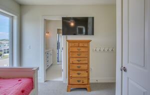 Island Joy: Spacious Waterfront Retreat at Holden Beach - Holden Beach, North Carolina