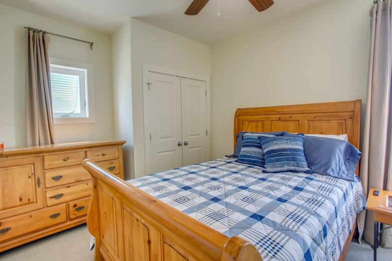 Island Joy: Spacious Waterfront Retreat at Holden Beach - Holden Beach, North Carolina