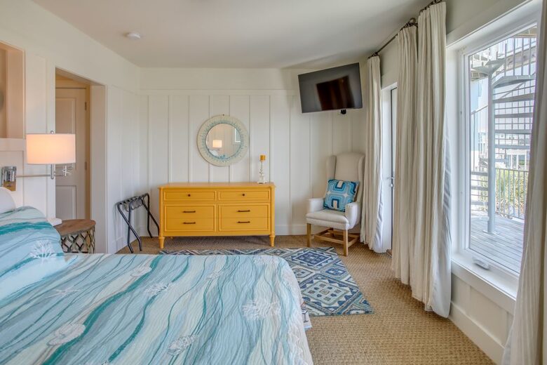 Island Joy: Spacious Waterfront Retreat at Holden Beach - Holden Beach, North Carolina