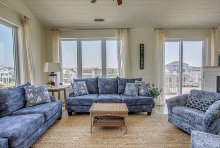 Island Joy: Spacious Waterfront Retreat at Holden Beach - Holden Beach, North Carolina