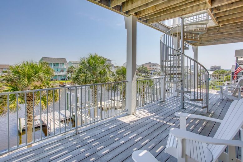 Island Joy: Spacious Waterfront Retreat at Holden Beach - Holden Beach, North Carolina