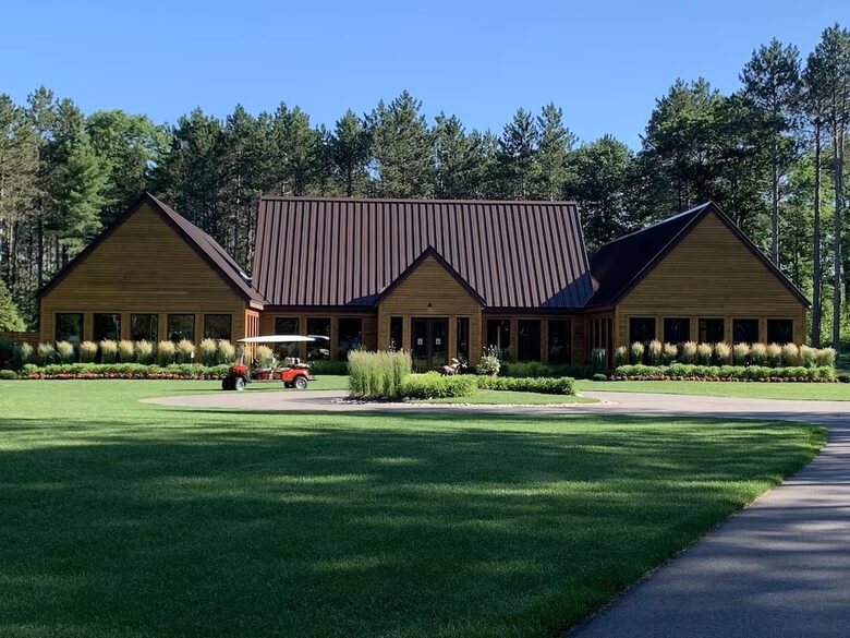 Ten Minutes to a pool and gym! Additional Fees!