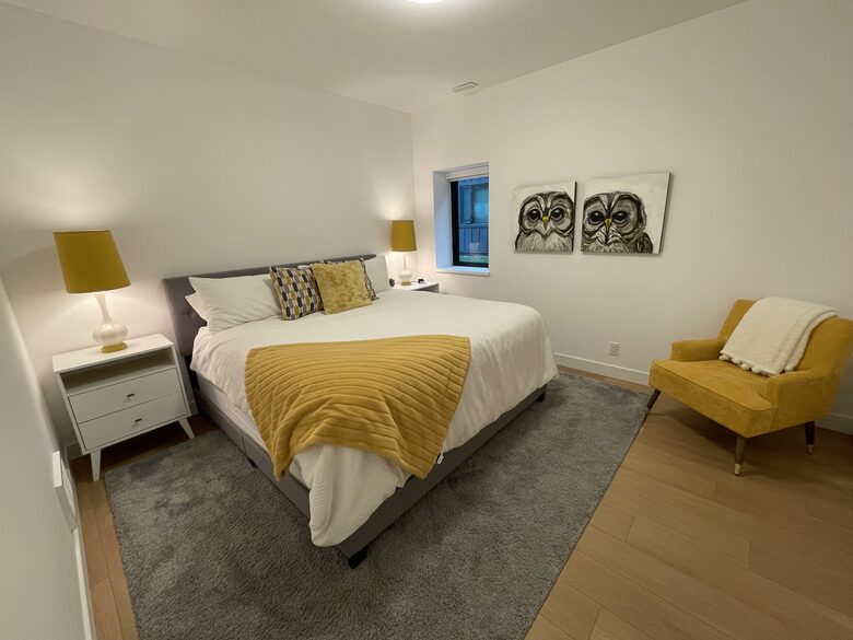 Guest room with king bed