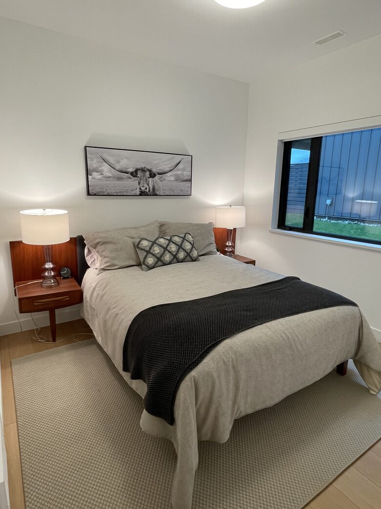 Guest room with queen bed