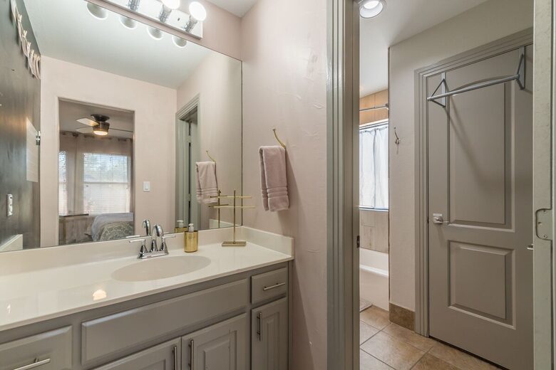 Luxury Lake Travis Waterfront - Spicewood, Texas