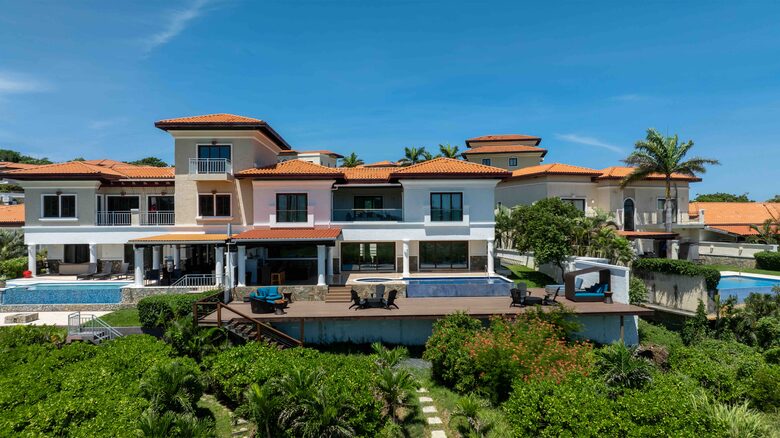 Ocean View Elegance on the Fairway - Roatan, Honduras