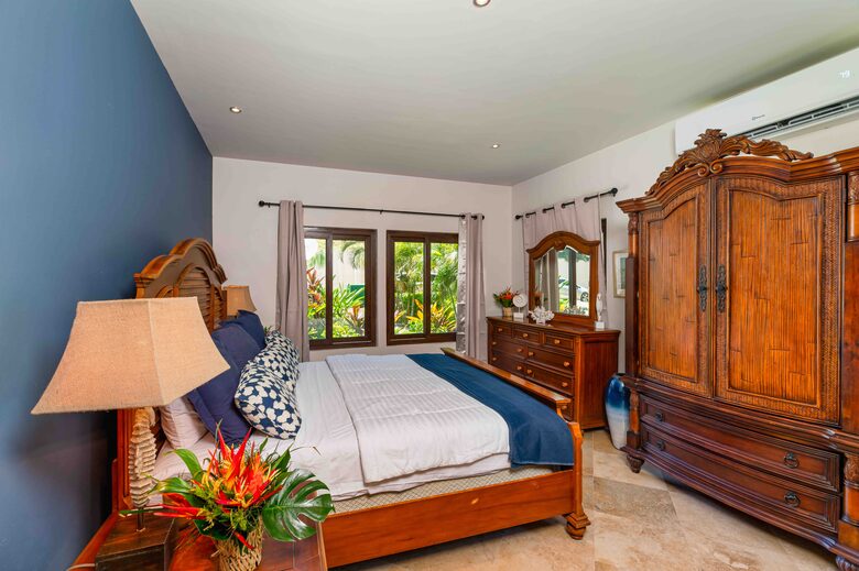 Ocean View Elegance on the Fairway - Roatan, Honduras