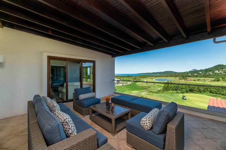 Ocean View Elegance on the Fairway - Roatan, Honduras