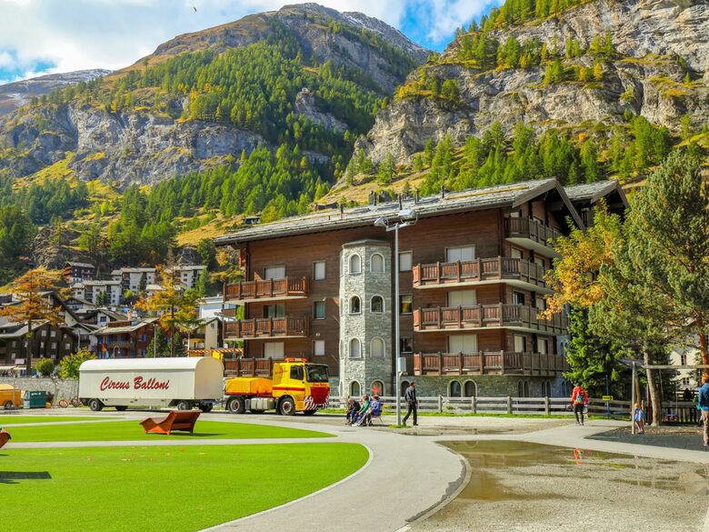 Haus Whymper 3BD Apartment - Zermatt, Switzerland