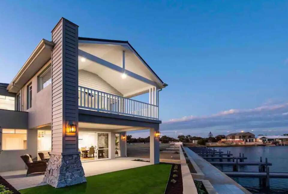 Luxury Canal Retreat with Private Mooring - Dudley Park, Australia