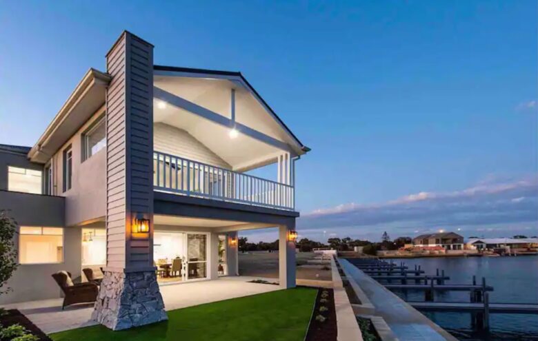 Luxury Canal Retreat with Private Mooring - Dudley Park, Australia