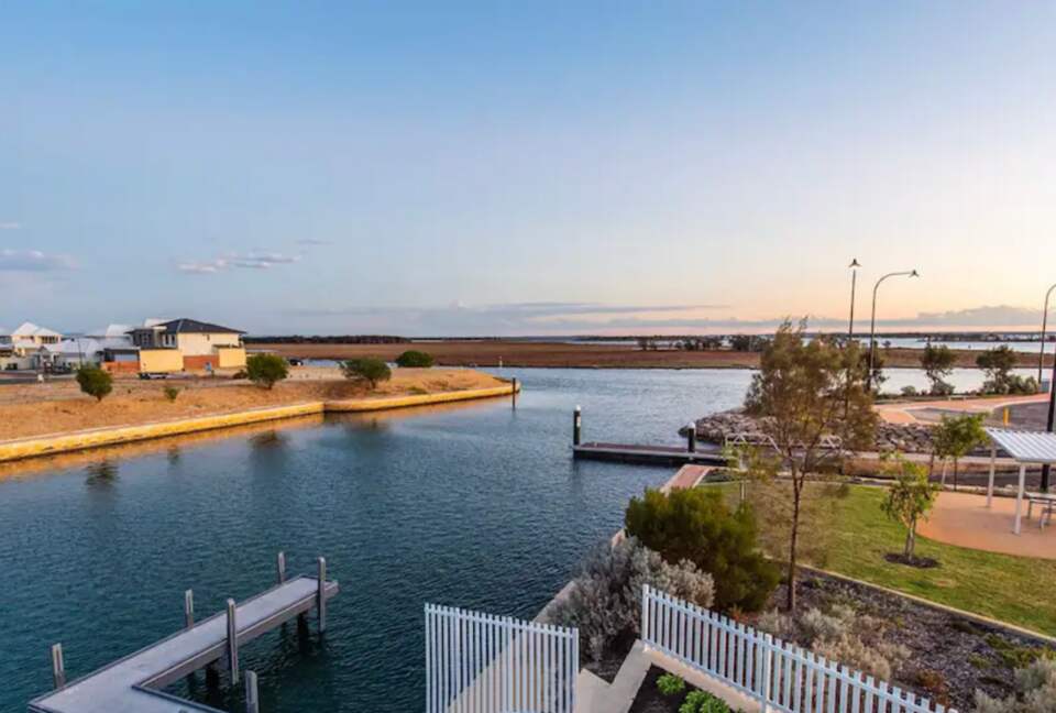 Luxury Canal Retreat with Private Mooring - Dudley Park, Australia