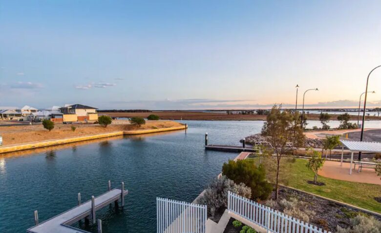 Luxury Canal Retreat with Private Mooring - Dudley Park, Australia
