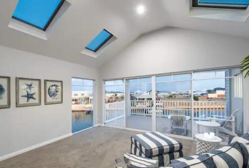 Luxury Canal Retreat with Private Mooring - Dudley Park, Australia