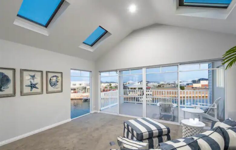 Luxury Canal Retreat with Private Mooring - Dudley Park, Australia