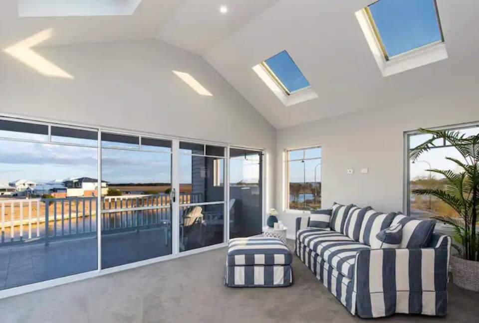 Luxury Canal Retreat with Private Mooring - Dudley Park, Australia