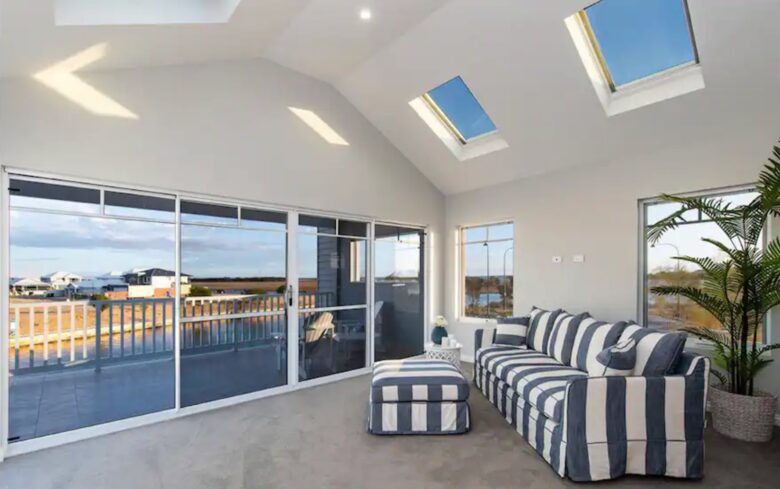 Luxury Canal Retreat with Private Mooring - Dudley Park, Australia