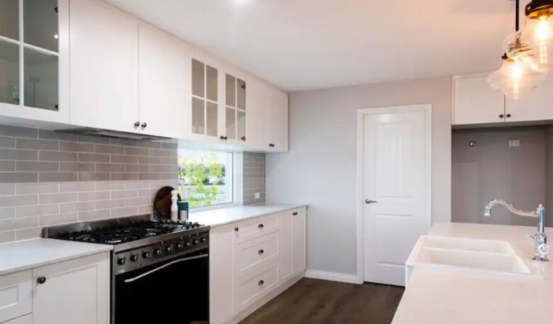 Luxury Canal Retreat with Private Mooring - Dudley Park, Australia