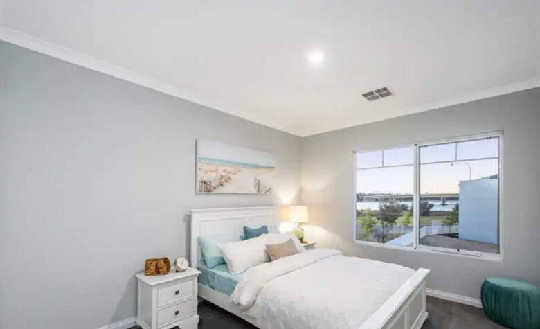 Luxury Canal Retreat with Private Mooring - Dudley Park, Australia