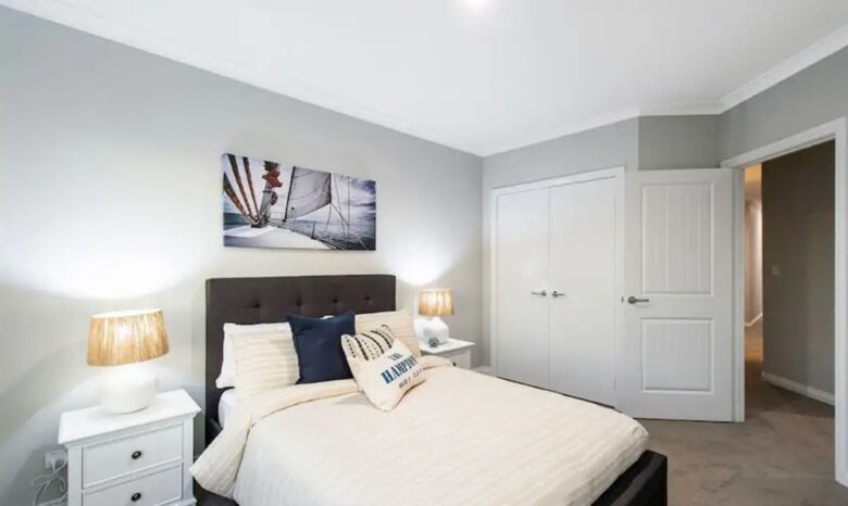 Luxury Canal Retreat with Private Mooring - Dudley Park, Australia